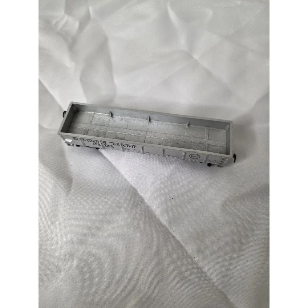 Chesapeake And Ohio F Unit Diesel Locomotive 8015 Model Train 2 Pieces